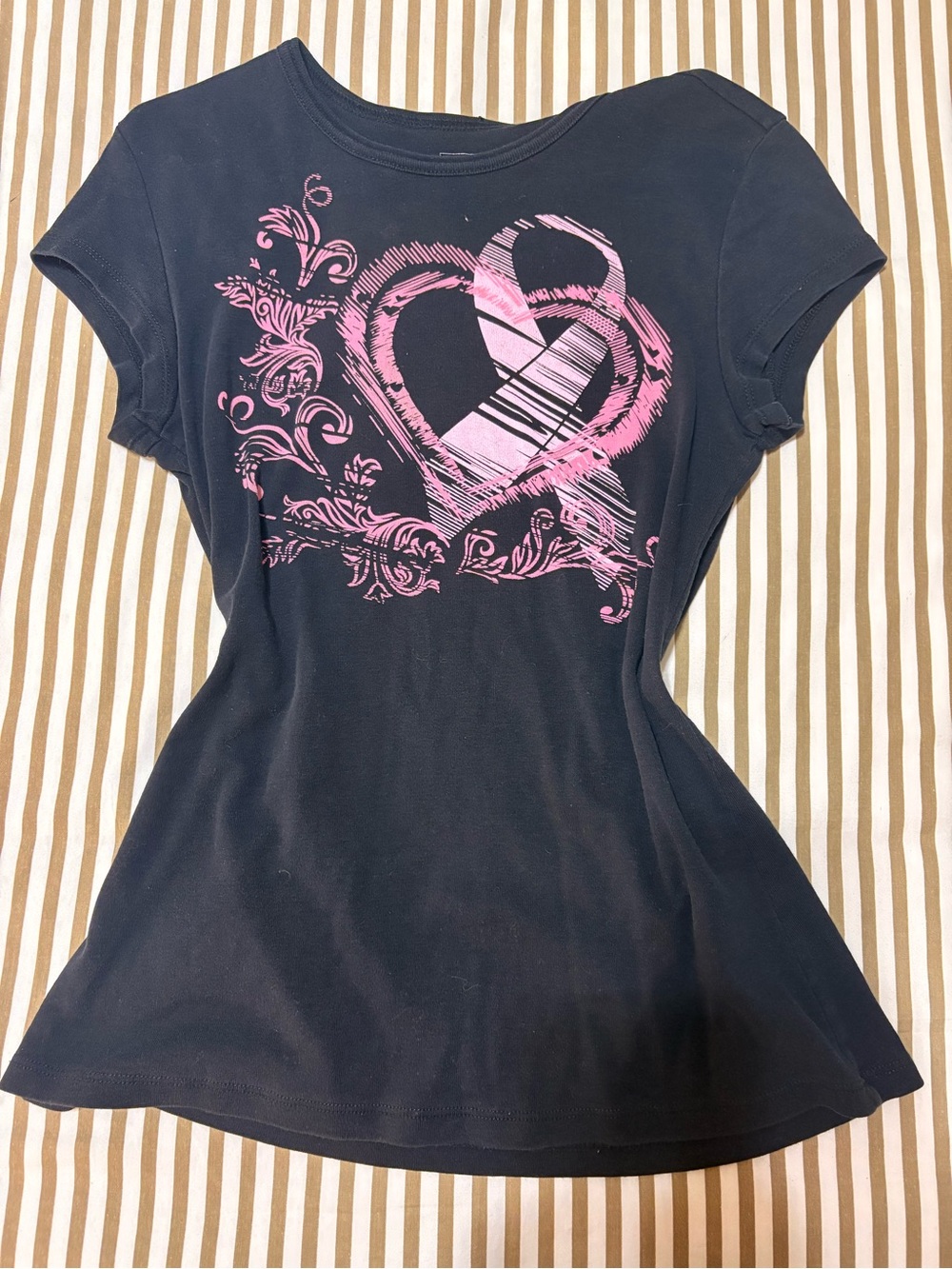Black y2k/2000s Style Tee with Pink Heart Graphic